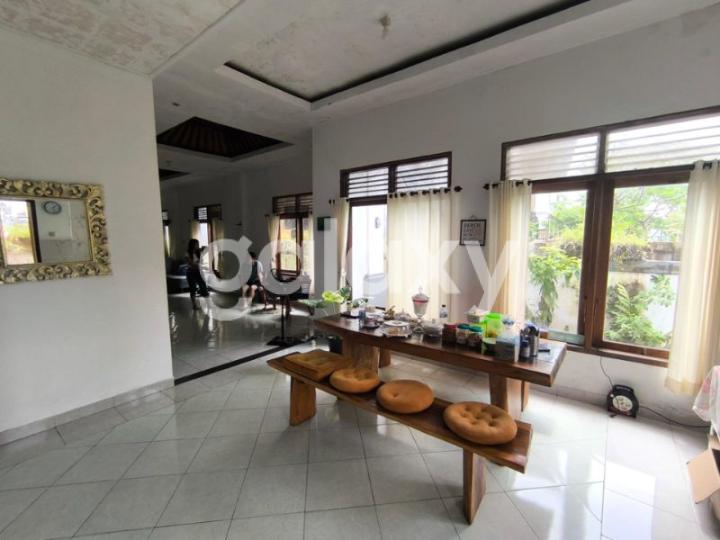 RUMAH PINGGIR JALAN UTAMA GOA GONG UNGASAN JIMBARAN BADUNG, BALI