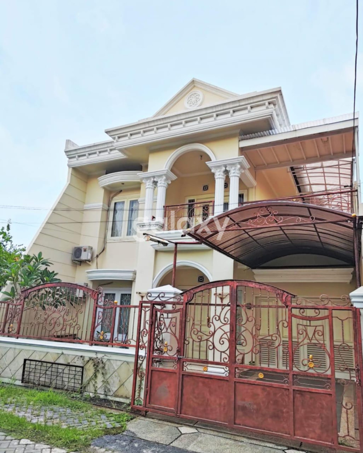 SEWA JUAL RUMAH TENGGILIS UTARA 2 LANTAI SIAP HUNI FURNISH