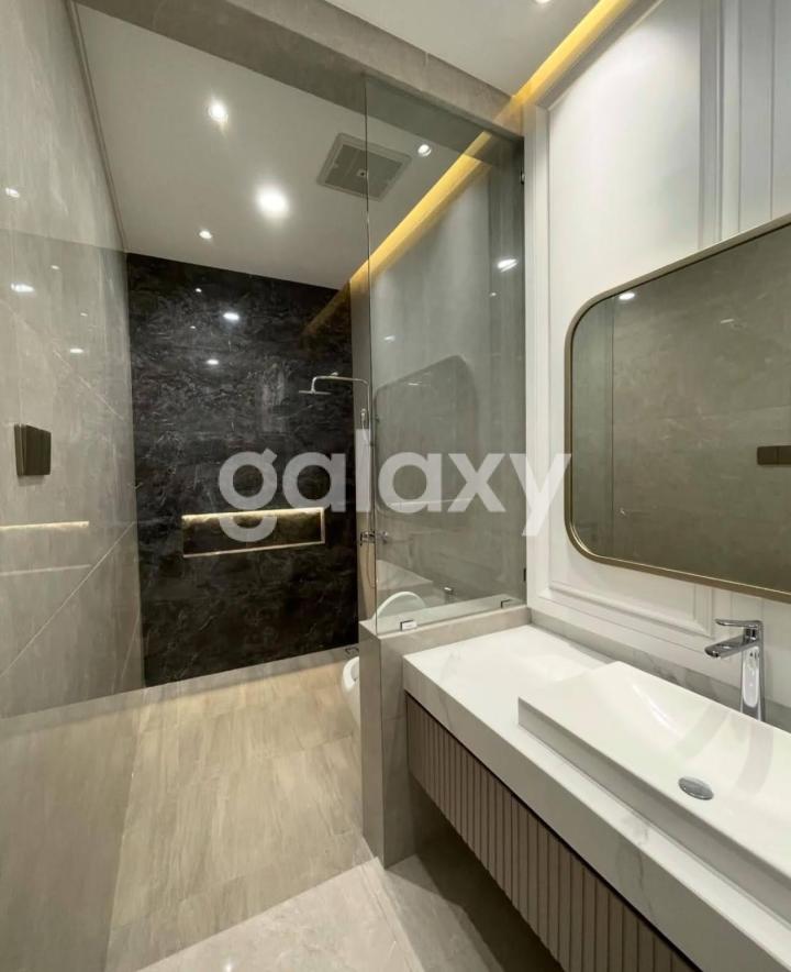 Rumah Galaxy Bumi Permai Cluster Araya 1 Surabaya 2,5 Lantai Semi Furnish