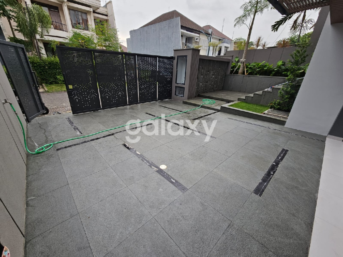 Rumah Baru Gress 2,5 lantai Taman Golf semi furnish Citraland  utama siap Huni